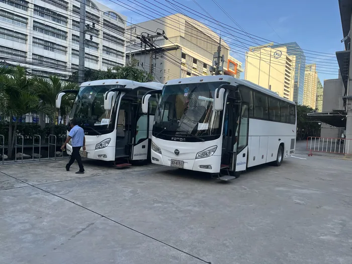 รถบัสจอดที่ลานจอดของบริษัท